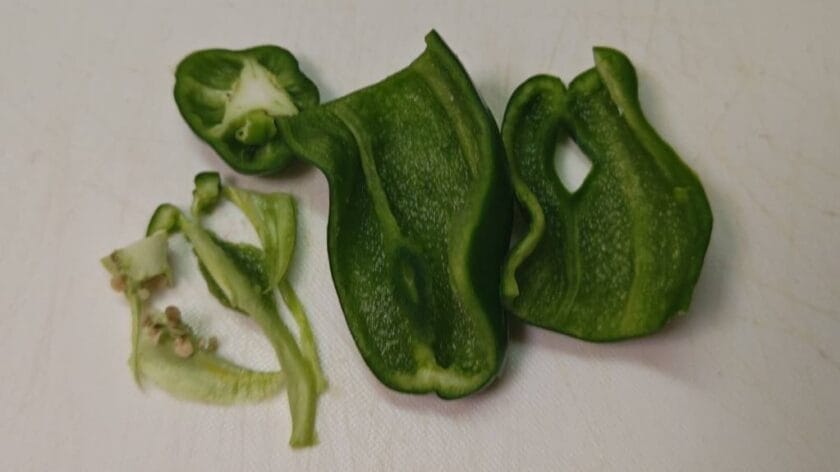 ピーマンも切る|白身魚のとうもろこし揚げ・フレッシュサルサとグアカモーレ,レシピ,釣果メシ