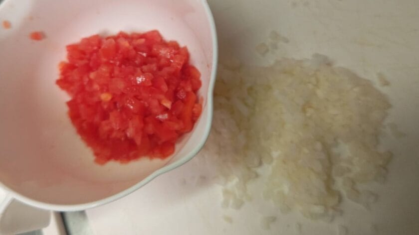 玉ねぎも切る|白身魚のとうもろこし揚げ・フレッシュサルサとグアカモーレ,レシピ,釣果メシ