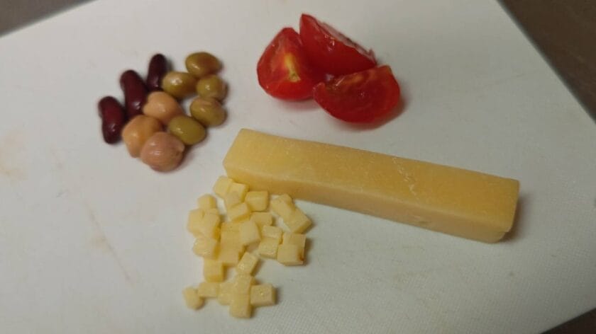 サラダの具材を用意｜タンドリーフィッシュのサラダライスボウル,釣果メシ