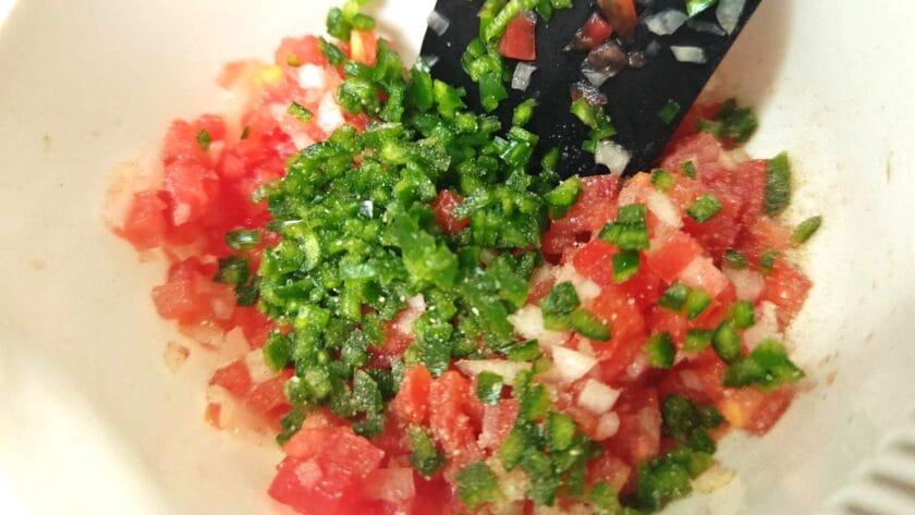 サルサソースを混ぜる|白身魚のとうもろこし揚げ・フレッシュサルサとグアカモーレ,レシピ,釣果メシ