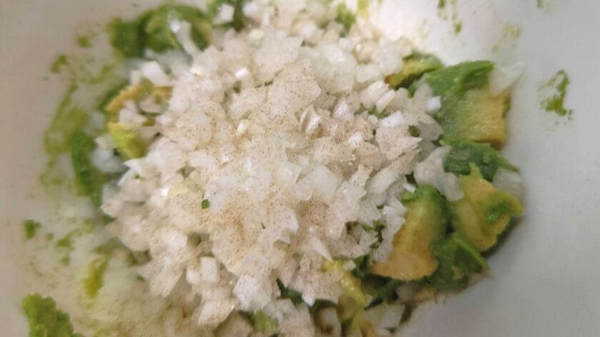 アボガドを混ぜる|白身魚のとうもろこし揚げ・フレッシュサルサとグアカモーレ,レシピ,釣果メシ