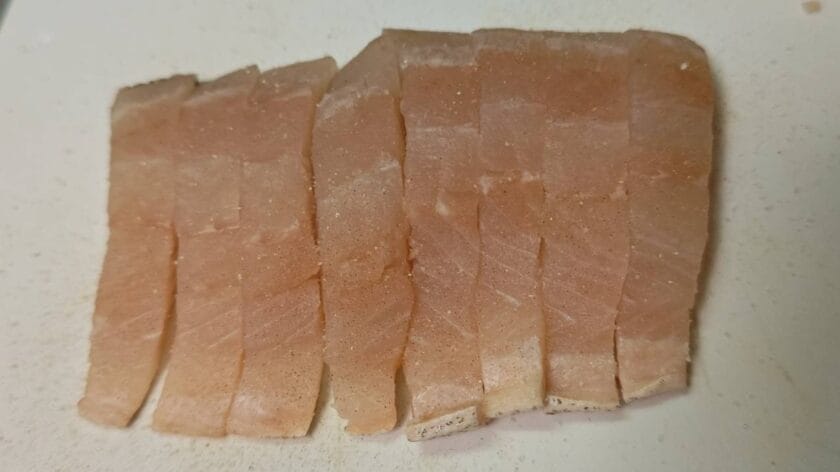 塩こしょうする|白身魚のとうもろこし揚げ・フレッシュサルサとグアカモーレ,レシピ,釣果メシ