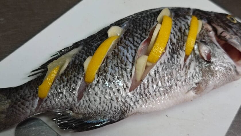 にんにくとレモンを挟む|チヌの丸ごとグリル,釣果メシ