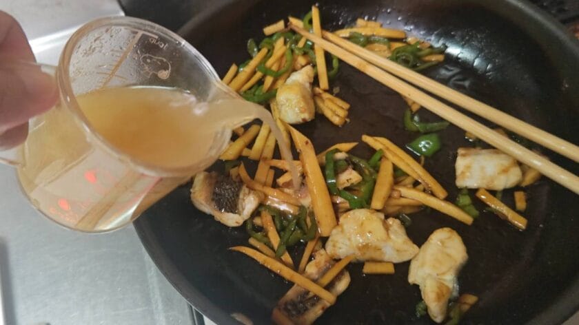 水溶き片栗粉を加える｜魚の鱔魚意麺風オ甘酢あんかけ焼きそば,釣果メシ