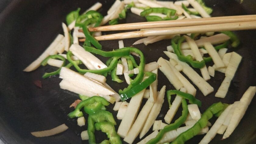 野菜を炒める｜魚の鱔魚意麺風オ甘酢あんかけ焼きそば,釣果メシ