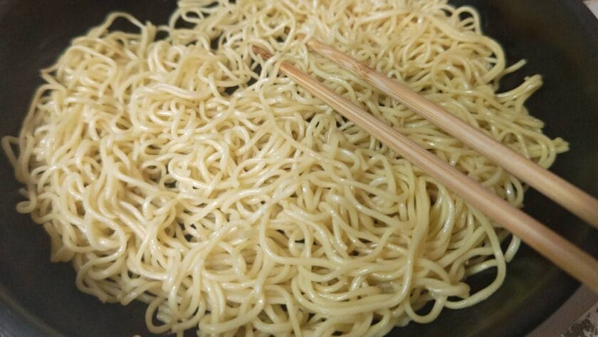 麺を炒める｜魚の鱔魚意麺風オ甘酢あんかけ焼きそば,釣果メシ