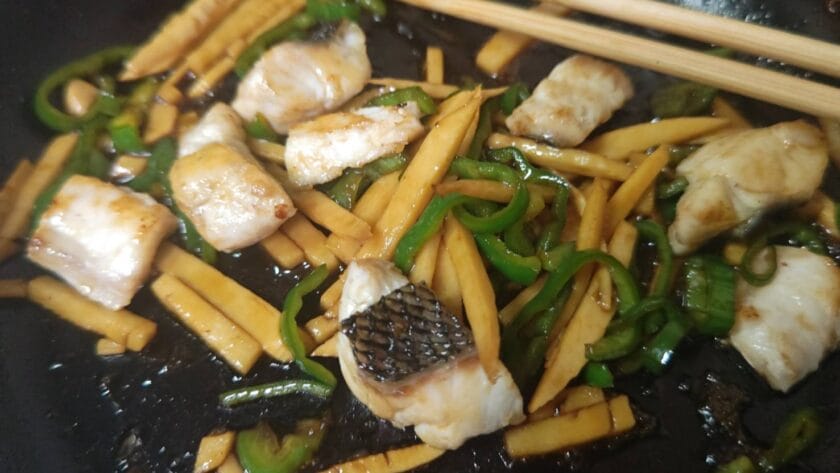 魚を加える｜魚の鱔魚意麺風オ甘酢あんかけ焼きそば,釣果メシ