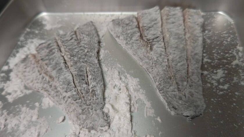粉をはたく|魚の生姜焼き,レシピ,釣果メシ