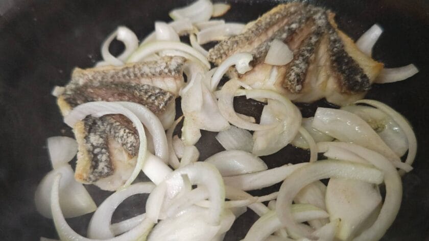玉ねぎを投入|魚の生姜焼き,レシピ,釣果メシ