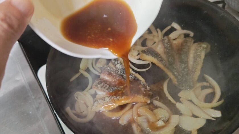 たれを加える|魚の生姜焼き,レシピ,釣果メシ