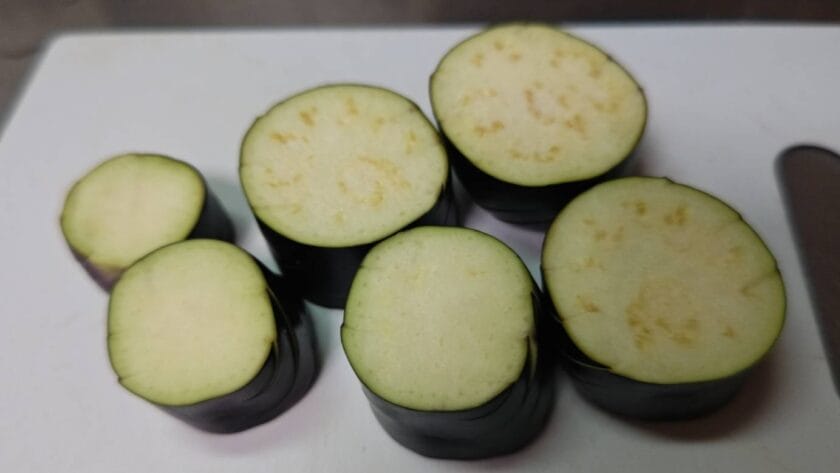 茄子を輪切りに|魚と茄子と万願寺唐辛子の揚げ出し,釣果メシ