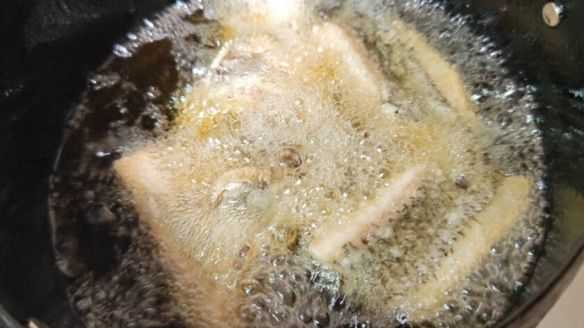 魚を揚げる|魚と茄子と万願寺唐辛子の揚げ出し,釣果メシ