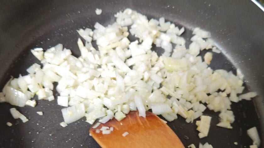 玉ねぎとにんにくを炒める｜魚のパエリア,時短レシピ,釣果メシ