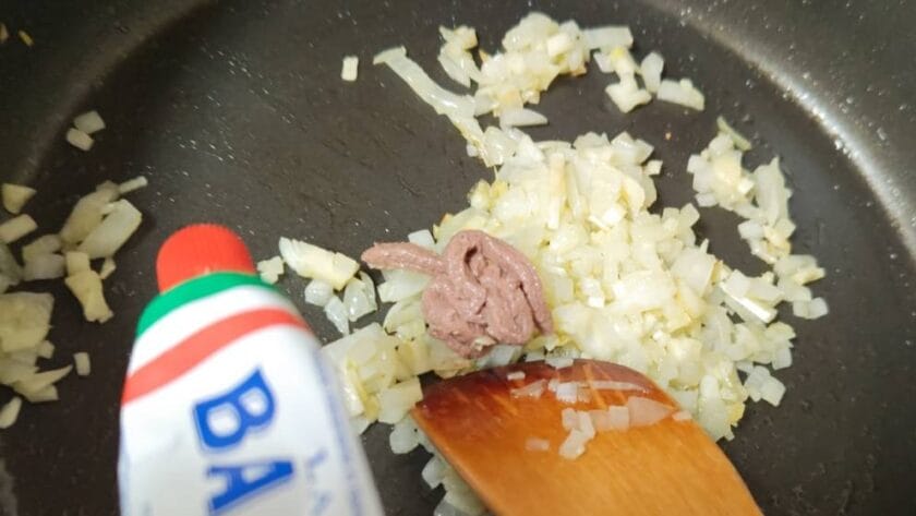 アンチョビを加える｜魚のパエリア,時短レシピ,釣果メシ