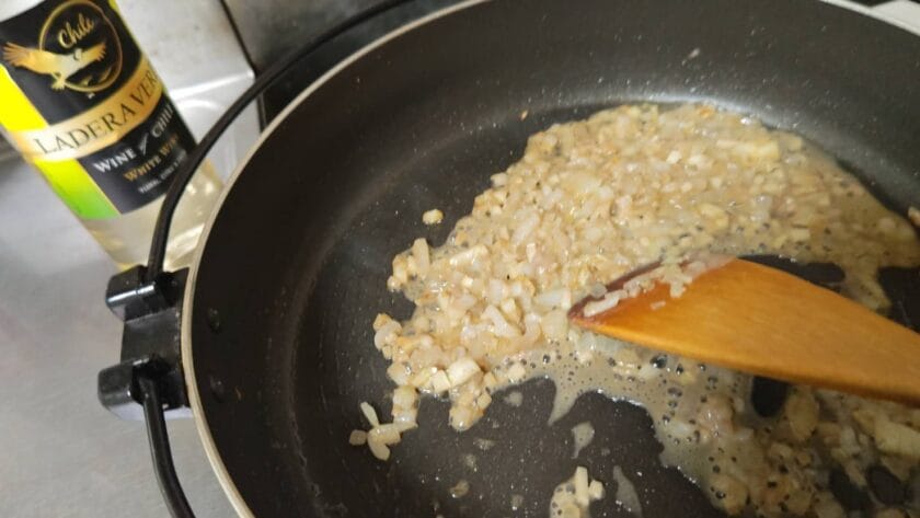 白ワインを加える｜魚のパエリア,時短レシピ,釣果メシ