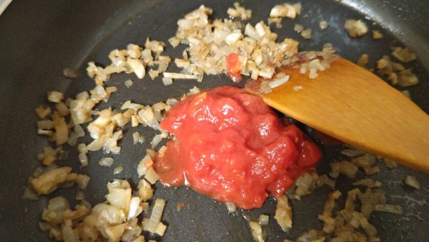 トマトを加えて炒める｜魚のパエリア,時短レシピ,釣果メシ