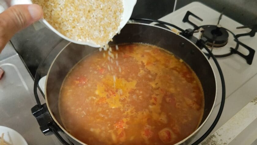 水とお米を入れる｜魚のパエリア,時短レシピ,釣果メシ