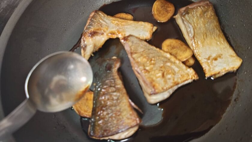 ソースと絡める｜ブリの南イタリア風照り焼き,釣果メシ,レシピ