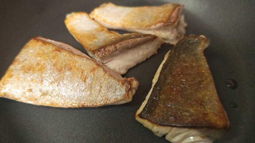ソテーする｜ブリの南イタリア風照り焼き,釣果メシ,レシピ