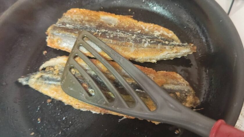 裏返して焼く|アジとサンマのヤンニョムフィッシュ,レシピ,釣果メシ