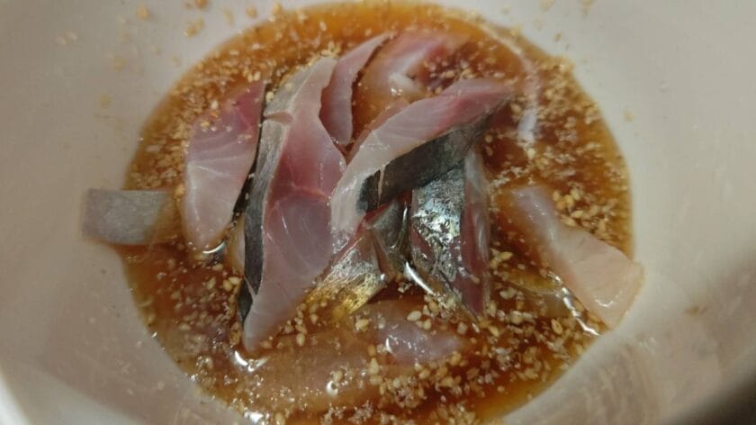 浸して寝かす|料亭風つゆだくごまアジ,作り方,レシピ,釣果メシ