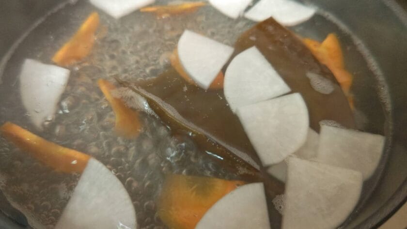 具材を火入れ｜鮭の酒粕三平汁,つくり方,レシピ,釣果メシ