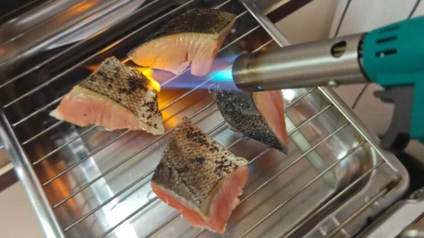 皮目を炙る｜鮭の酒粕三平汁,つくり方,レシピ,釣果メシ