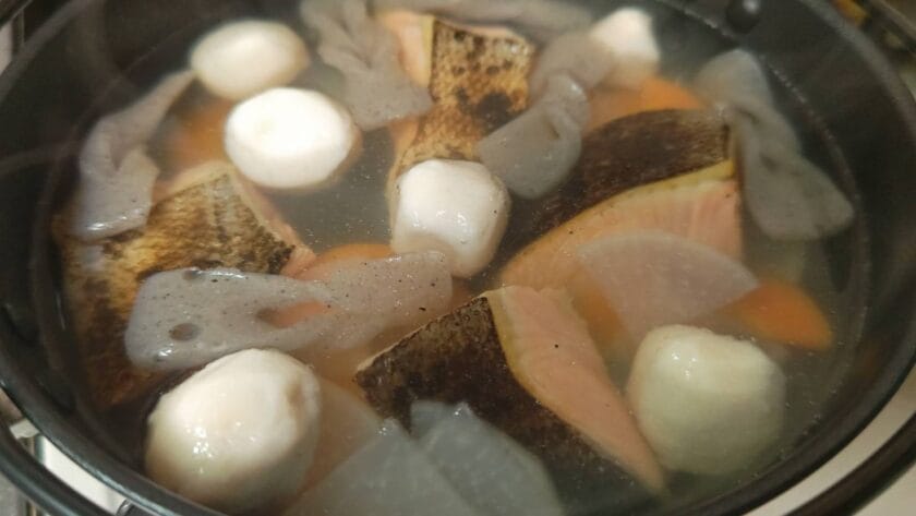 魚を入れて煮る｜鮭の酒粕三平汁,つくり方,レシピ,釣果メシ