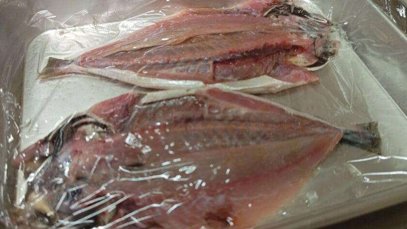 ラップをして寝かせる｜アジのビルバオ風ソテー,レシピ,作り方,釣果メシ