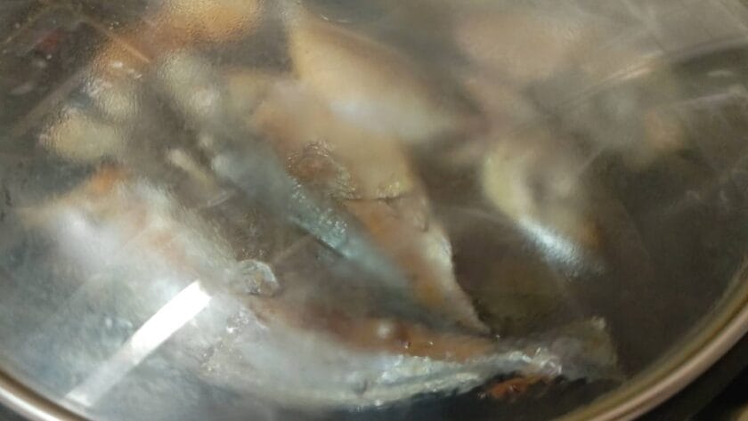 蓋をして焼く｜アジのビルバオ風ソテー,レシピ,作り方,釣果メシ