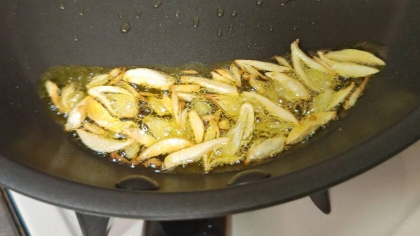 白ワインビネガーを加える｜アジのビルバオ風ソテー,レシピ,作り方,釣果メシ