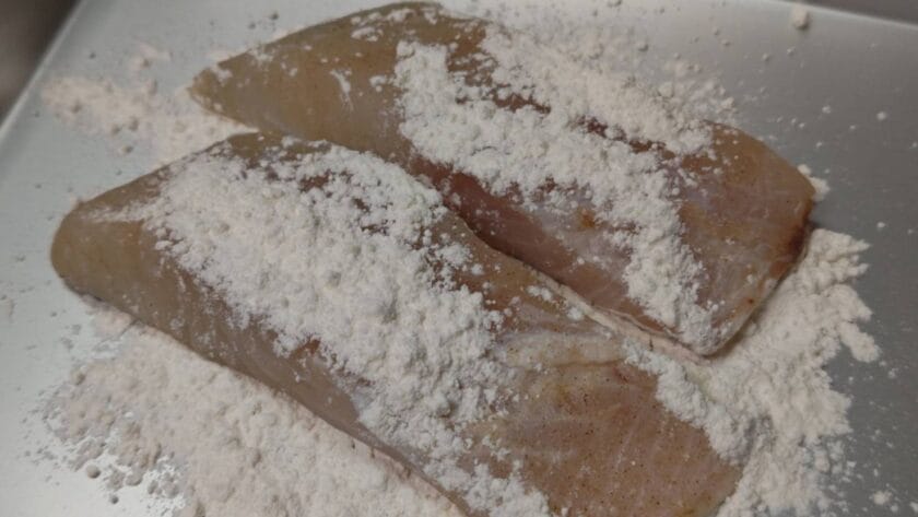 粉をはたく｜すずきのポワレ・地中海風トマトソース,釣果メシ