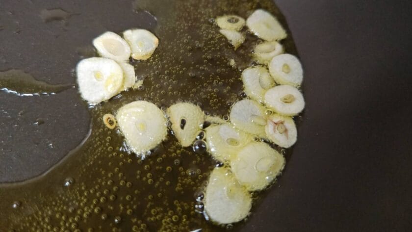 フライパンを熱する｜すずきのポワレ・地中海風トマトソース,釣果メシ