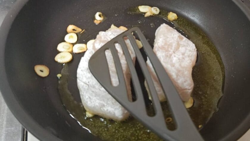 魚を皮目から焼く｜すずきのポワレ・地中海風トマトソース,釣果メシ