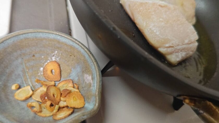 にんにくを取り出す｜すずきのポワレ・地中海風トマトソース,釣果メシ