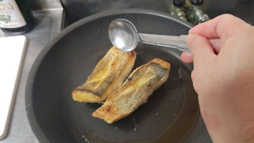 アロゼしながら焼く｜すずきのポワレ・地中海風トマトソース,釣果メシ