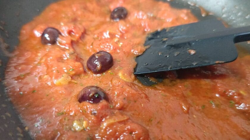 ソースを仕上げる｜すずきのポワレ・地中海風トマトソース,釣果メシ